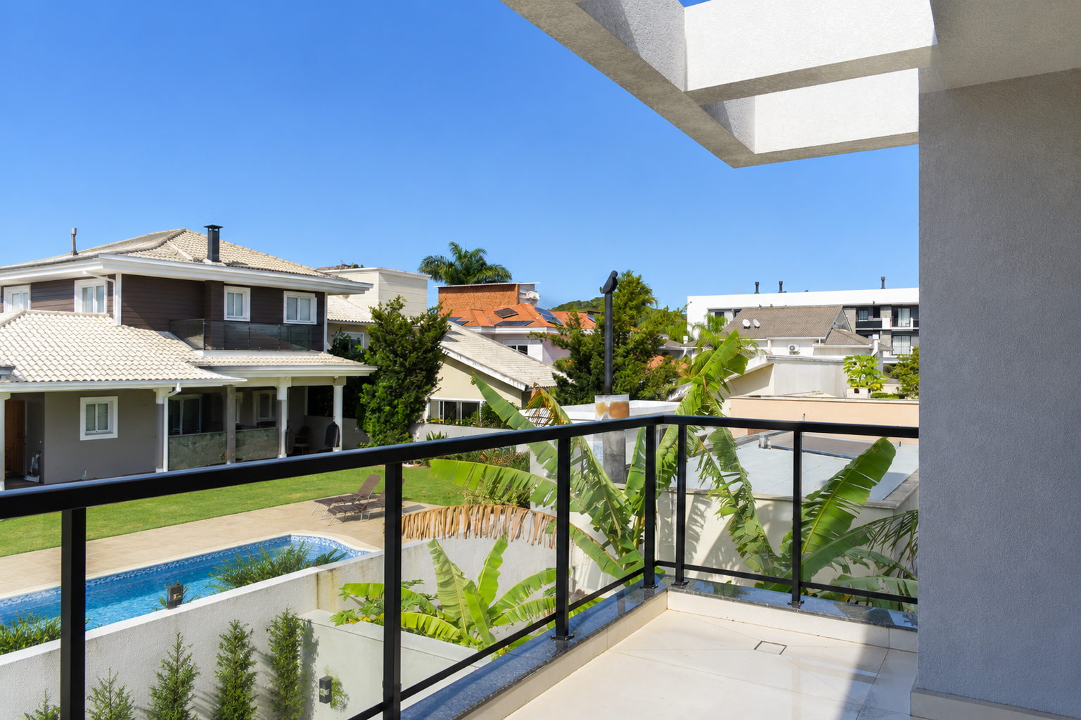 Casa Triplex de Luxo com 3 Suítes na Cachoeira do Bom Jesus - 2
